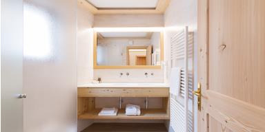 Badezimmer mit zwei Waschbecken und Dusche - Komfortsuite 2-Raum
