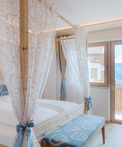 Schlafzimmer mit Himmelbett und Balkon